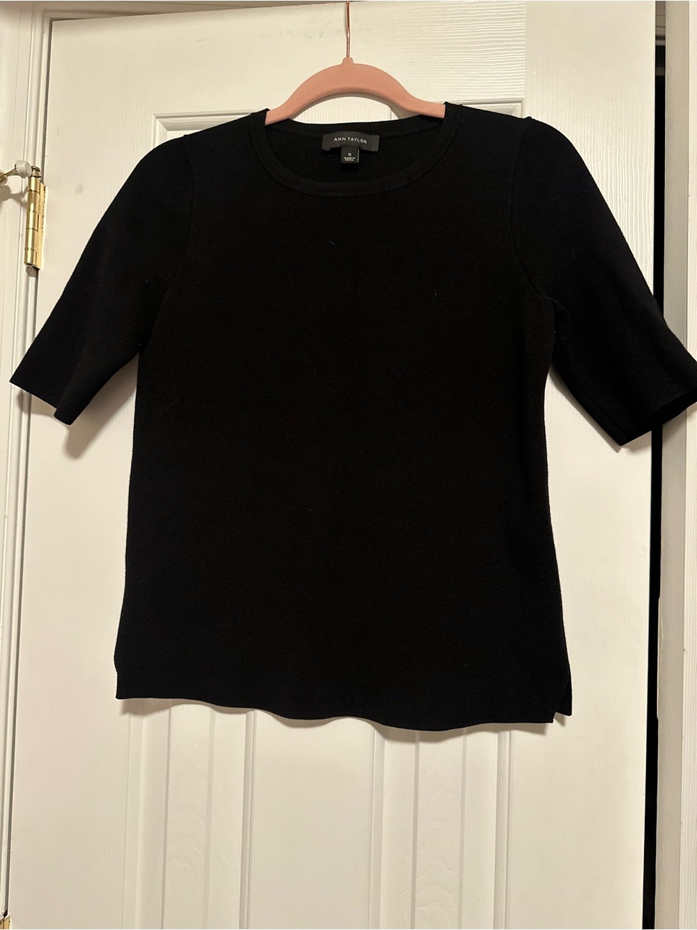 Ann Taylor women’s Black Short Sleeve Crewneck sweater size small